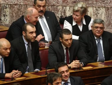 Αποβλήθηκαν οι βουλευτές της Χ.Α από την αίθουσα της βουλής κατόπιν συμφωνίας όλων των κομμάτων